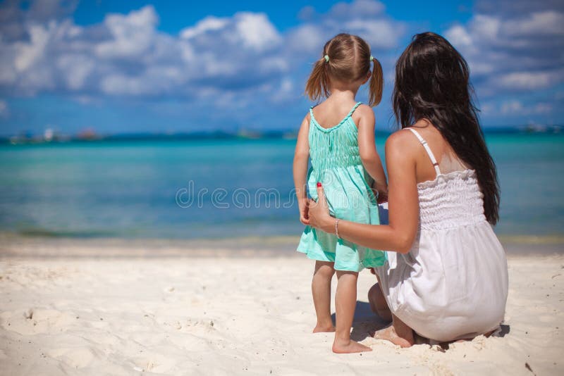 Achterkant van een moeder en haar kleine dochter stock foto's