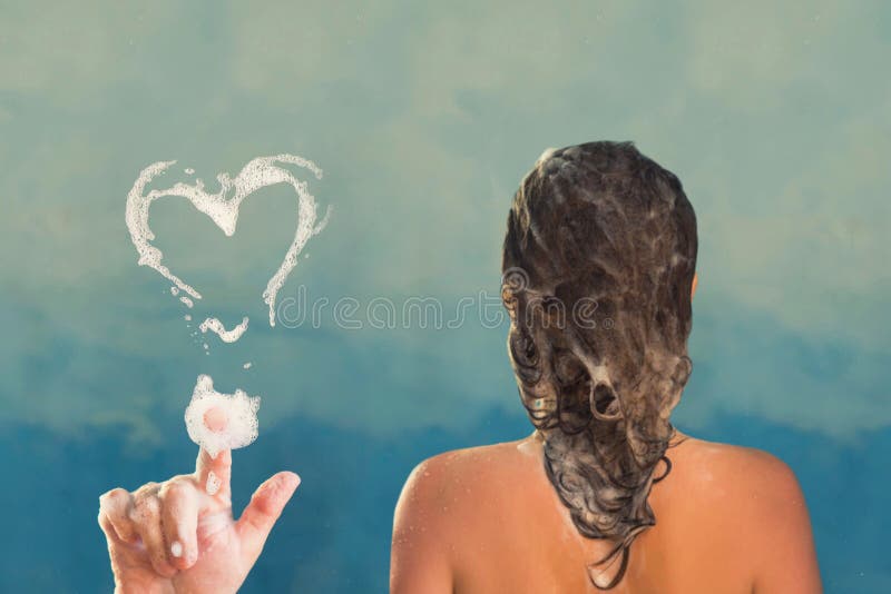 Achtermening van mooie naakte jonge vrouw die douche in douchecabine nemen royalty-vrije stock foto Achtermening van mooie naakte jonge vrouw die douche in douchecabine nemen royalty-vrije stock foto