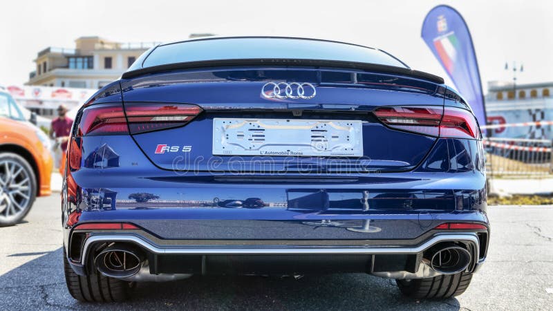 Achtermening van nieuw blauw supercar modelAudi RS5 Sportback van Audi-autofabrikant stock afbeelding Achtermening van nieuw blauw supercar modelAudi RS5 Sportback van Audi-autofabrikant stock afbeelding