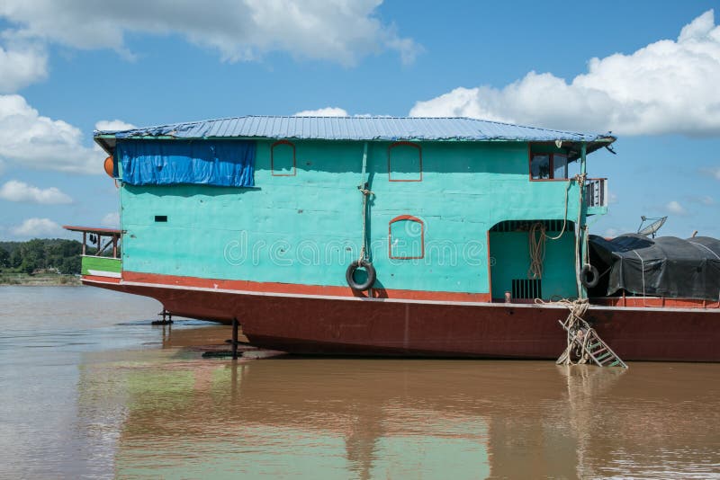 Achtersteven van de boot van het Ijzervervoer in Mae Khong River stock foto Achtersteven van de boot van het Ijzervervoer in Mae Khong River stock foto