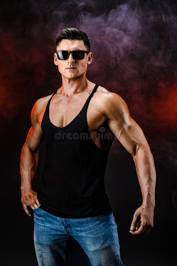 Acidente plano Poder desportivo bonito do homem do indivíduo Homem muscled aptidão na camisa imagem de stock royalty free Acidente plano Poder desportivo bonito do homem do indivíduo Homem muscled aptidão na camisa imagem de stock royalty free