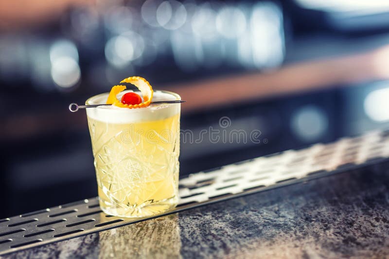 Acido di whiskey della bevanda del cocktail a barcounter in night-club o in ristorante