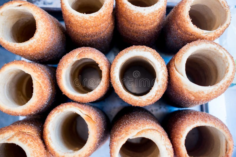 Acima da ideia do grupo de kalács de Kürtös, o chifre doce romeno e húngaro típico deu forma ao pão, comum na pastelaria de Europ fotos de stock royalty free Acima da ideia do grupo de kalács de Kürtös, o chifre doce romeno e húngaro típico deu forma ao pão, comum na pastelaria de Europ fotos de stock royalty free