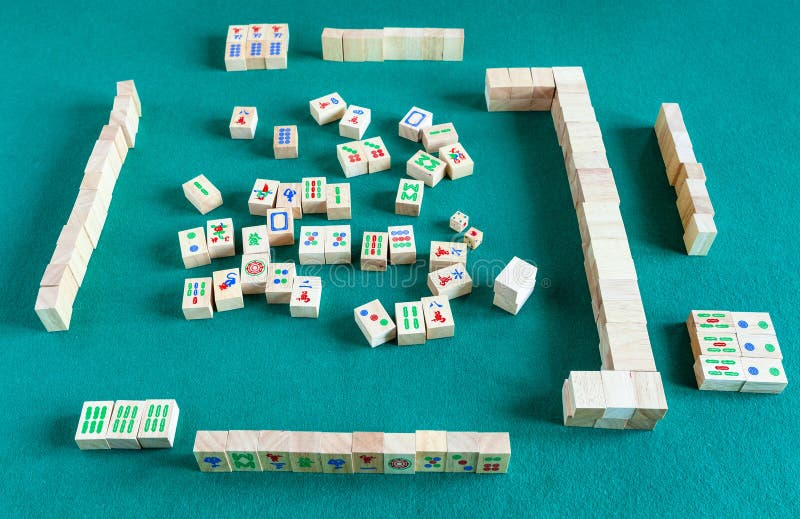 Telhas Do Jogo De Mahjong Na Caixa Isolada No Branco Imagem de Stock -  Imagem de contador, tabela: 37620133