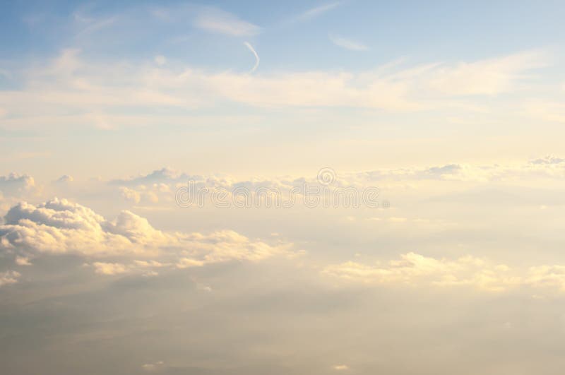 Acima das nuvens com o sol e as montanhas imagem de stock royalty free