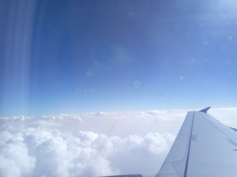 Acima das nuvens no céu do cratf do ar imagens de stock royalty free Acima das nuvens no céu do cratf do ar imagens de stock royalty free