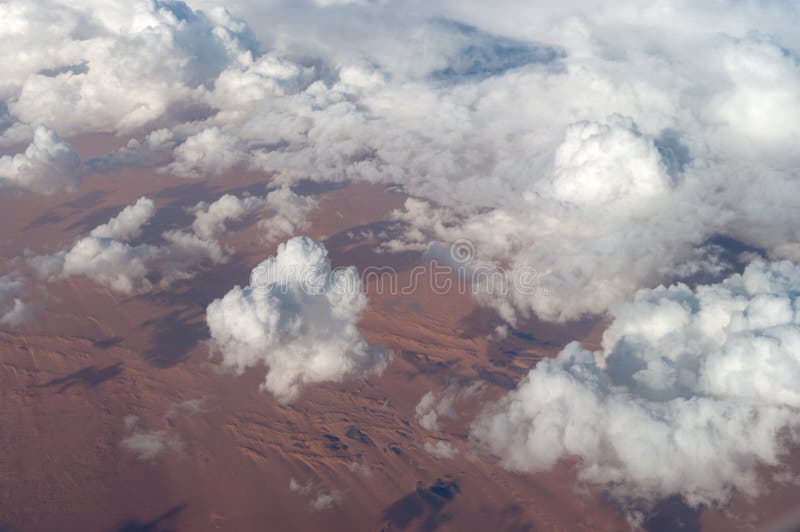 Acima das Nuvens sobre um Deserto Africano imagens de stock royalty free