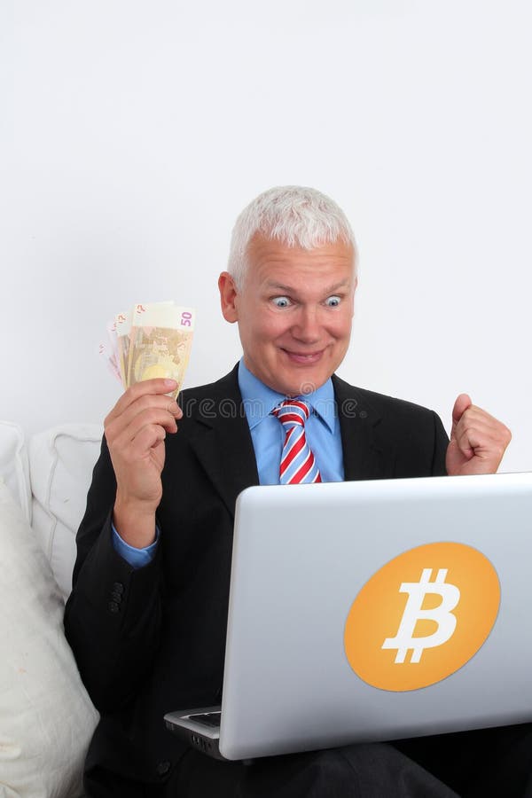 Acionista do banqueiro de Bitcoin feliz com portátil e dinheiro