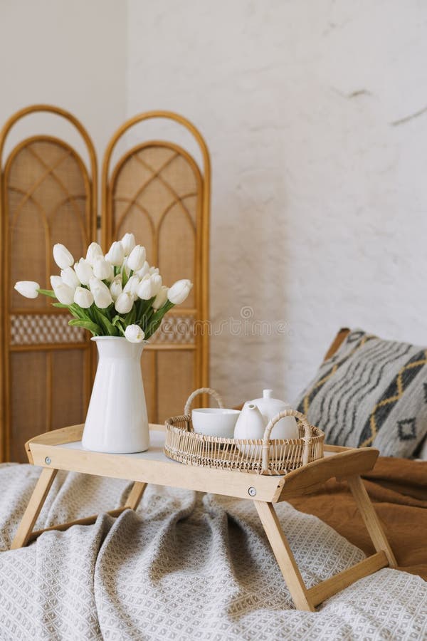 Vista Panorámica Del Acogedor Dormitorio Con Decoración Artesanal Sobre La  Cama, Sillón Y Taburete En Apartamento Con Diseño Interior Blanco En Estilo  Boho Chic Fotos, retratos, imágenes y fotografía de archivo libres