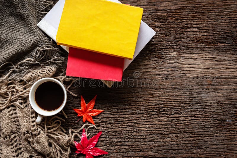 Acogedor dÃa soleado de invierno, taza de café caliente con malvavisco y libro, maple de suéter caliente de punto en el viejo d fotos de archivo Acogedor dÃa soleado de invierno, taza de café caliente con malvavisco y libro, maple de suéter caliente de punto en el viejo d fotos de archivo