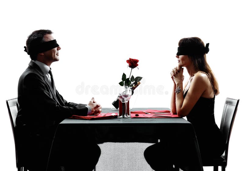 Acopla o encontro às cegas dos amantes que data silhuetas do jantar