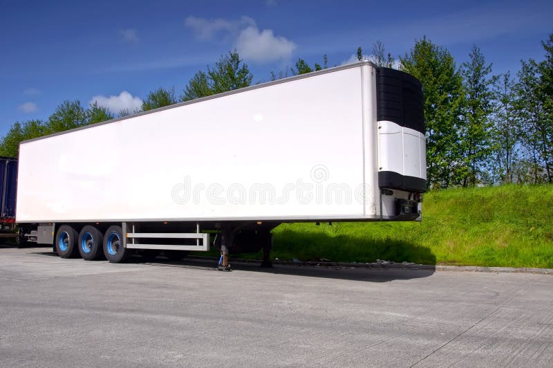 Acoplado del carro para el transporte del transporte imagen de archivo libre de regalías Acoplado del carro para el transporte del transporte imagen de archivo libre de regalías