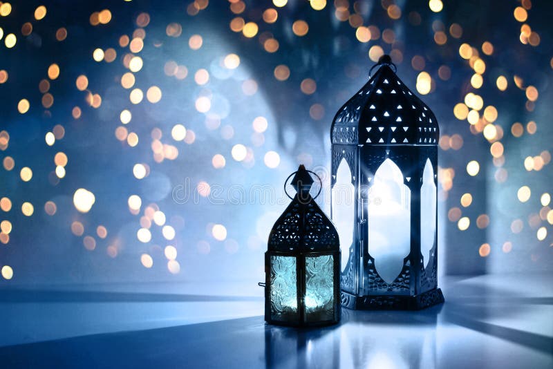 Acople das lanternas decorativas marroquinas de incandescência na tabela Cart?o, convite para a ramad? santamente mu?ulmana do m?