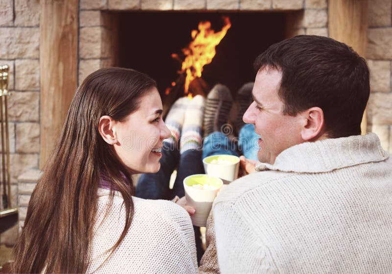 Acople guardar copos com chocolate quente com marshmallows fotos de stock