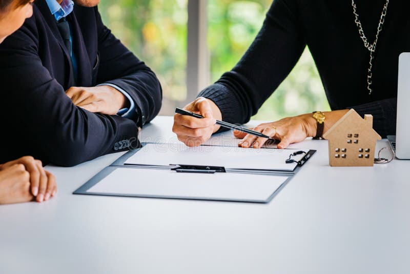 Acople o papel de assinatura do contrato com agente fotografia de stock Acople o papel de assinatura do contrato com agente fotografia de stock