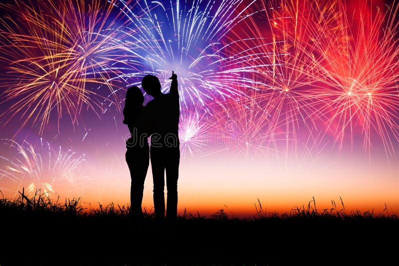 Acople a posição no monte e a observação dos fogos-de-artifício imagens de stock Acople a posição no monte e a observação dos fogos-de-artifício imagens de stock