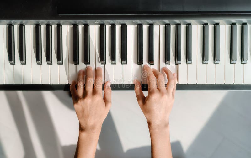 Acordes De Aprendizado De Piano Em Casa Tocando Teclado Digital