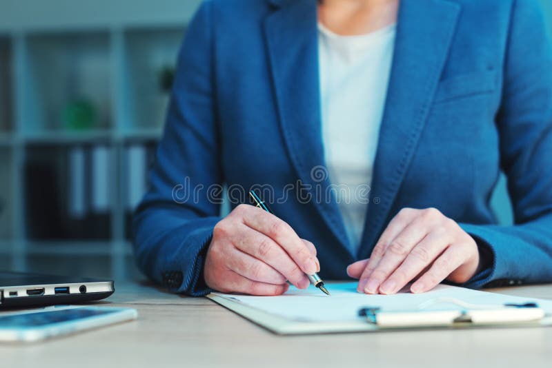 Acordo que assina, assinatura do negócio da escrita da mulher de negócios fotografia de stock royalty free Acordo que assina, assinatura do negócio da escrita da mulher de negócios fotografia de stock royalty free