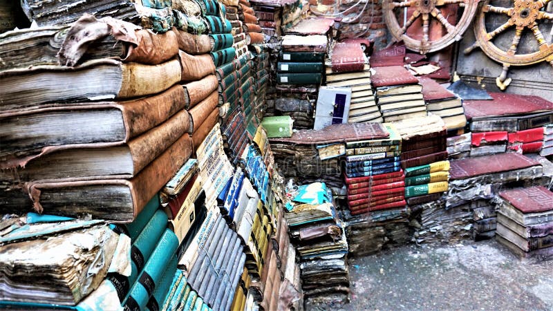 Acqua Alta bookcase in Venice: a second external courtyard with books royalty free stock photos Acqua Alta bookcase in Venice: a second external courtyard with books royalty free stock photos