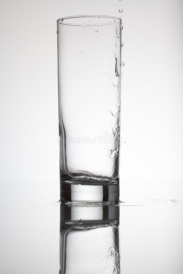 Acqua in bianco e nero del bicchiere vuoto bagnato nel concetto di moto immagine stock Acqua in bianco e nero del bicchiere vuoto bagnato nel concetto di moto immagine stock
