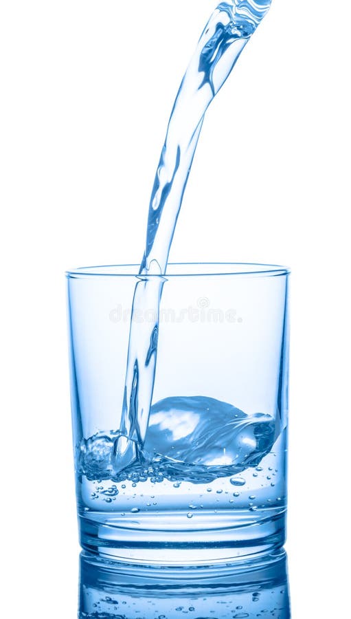 Acqua blu di versamento in vetro trasparente isolato su backgr bianco