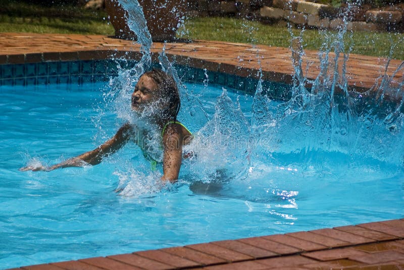 Acqua che spruzza tuffo immagini stock libere da diritti Acqua che spruzza tuffo immagini stock libere da diritti