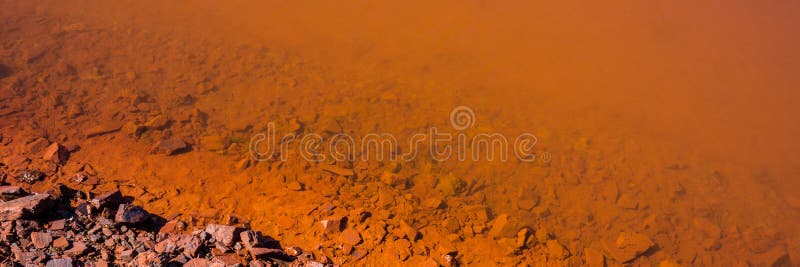 Acqua contaminata e suolo con gli ossidi di ferro nella zona industriale Insegna per progettazione immagini stock Acqua contaminata e suolo con gli ossidi di ferro nella zona industriale Insegna per progettazione immagini stock