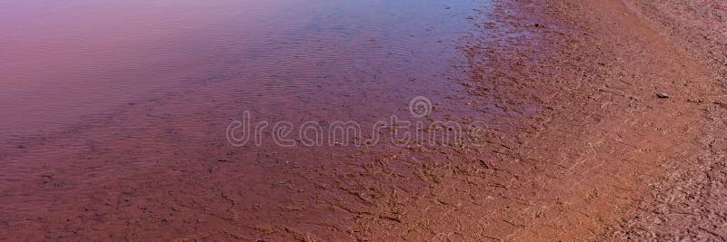 Acqua contaminata e suolo con gli ossidi di ferro nella zona industriale Insegna per progettazione fotografia stock Acqua contaminata e suolo con gli ossidi di ferro nella zona industriale Insegna per progettazione fotografia stock