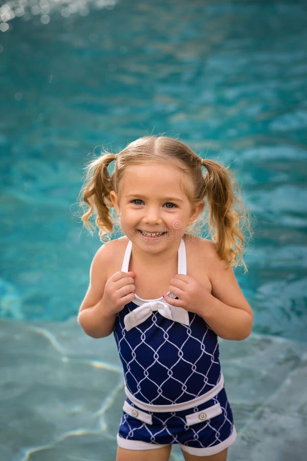 Acqua Del Costume Da Bagno Della Ragazza Del Bambino Immagine Stock -  Immagine di nuotata, biondo: 39928533