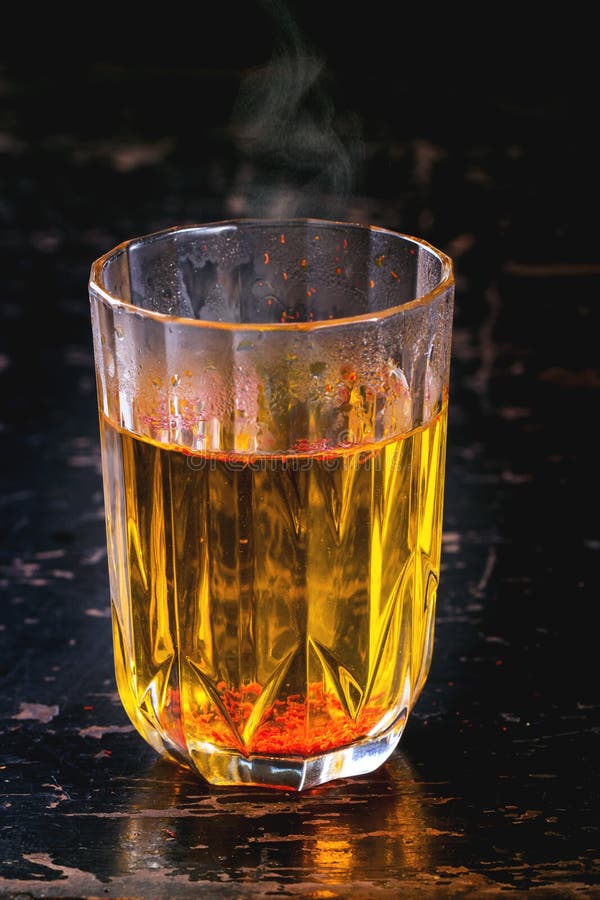 Acqua dello zafferano fotografie stock libere da diritti Acqua dello zafferano fotografie stock libere da diritti