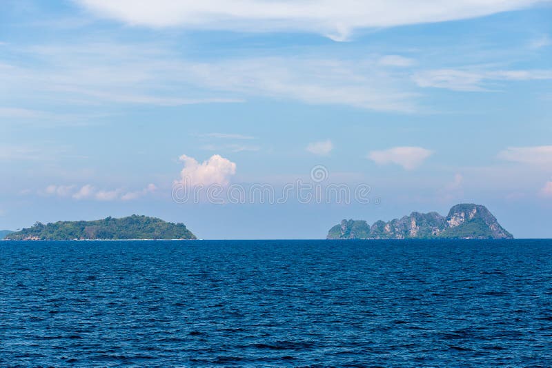 Acqua di mare blu con la schiuma del mare come fondo fotografia stock Acqua di mare blu con la schiuma del mare come fondo fotografia stock