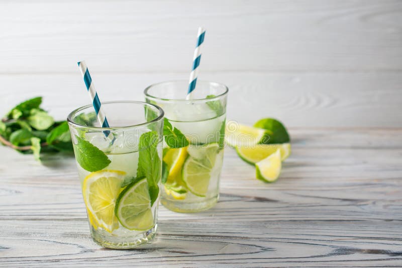 Acqua di rinfresco organica sana della disintossicazione di estate con il limone, la limetta e la menta immagine stock libera da diritti Acqua di rinfresco organica sana della disintossicazione di estate con il limone, la limetta e la menta immagine stock libera da diritti