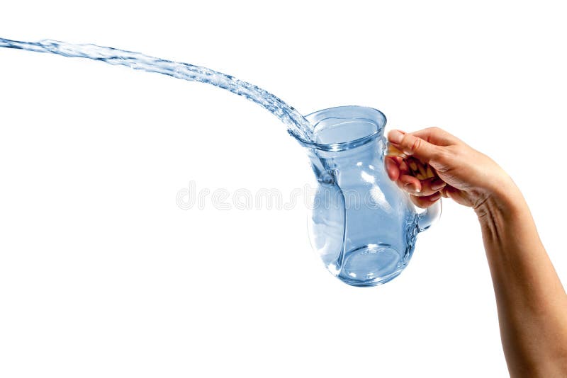 Acqua di versamento della mano dalla brocca di vetro
