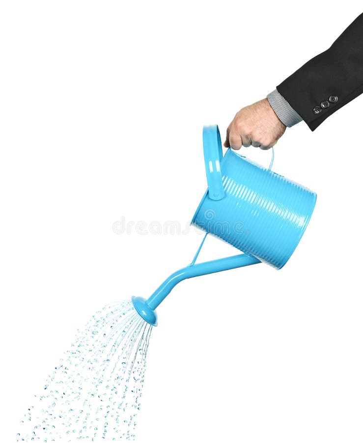 Acqua di versamento della mano dalla latta di innaffiatura fotografia stock libera da diritti Acqua di versamento della mano dalla latta di innaffiatura fotografia stock libera da diritti