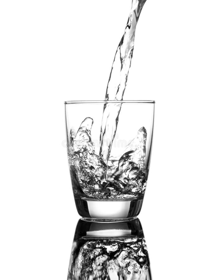Acqua di versamento su un vetro