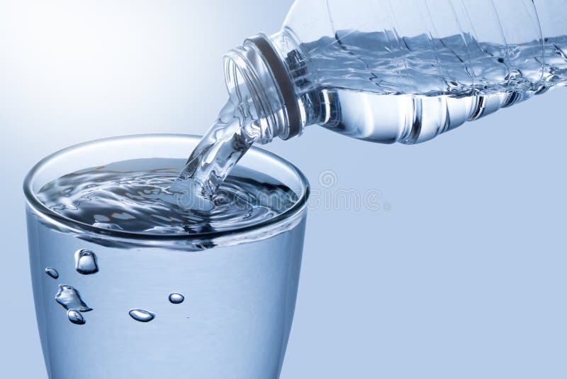 Acqua di versamento su un vetro isolato su fondo bianco Percorso di ritaglio fotografia stock Acqua di versamento su un vetro isolato su fondo bianco Percorso di ritaglio fotografia stock