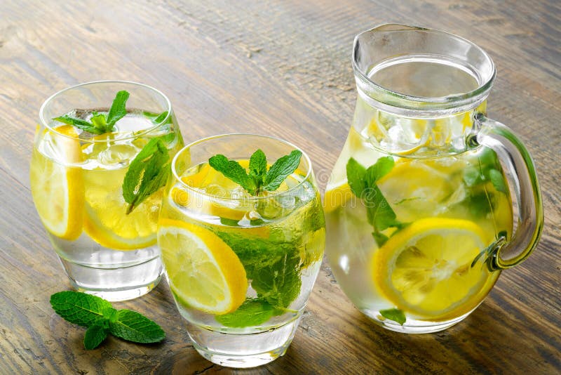 Acqua dolce con il limone, la menta ed il cetriolo fotografia stock Acqua dolce con il limone, la menta ed il cetriolo fotografia stock