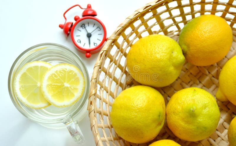 Acqua e limone caldi per la prima colazione fotografie stock libere da diritti Acqua e limone caldi per la prima colazione fotografie stock libere da diritti