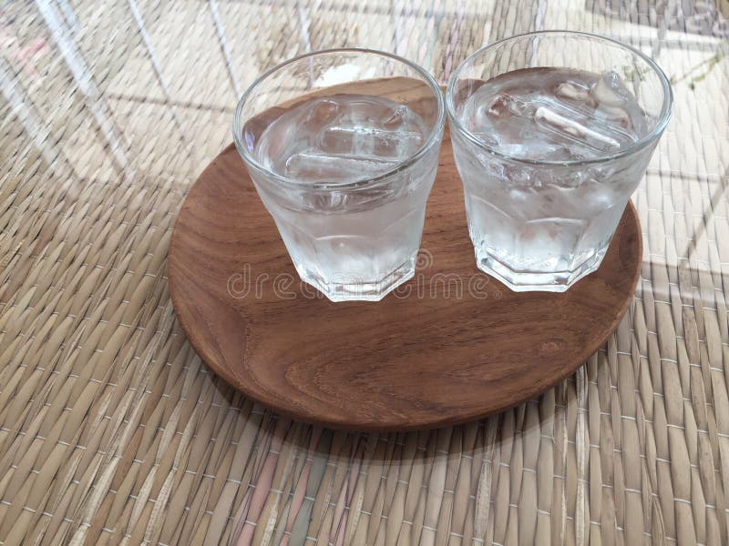 Acqua ghiacciata fotografia stock libera da diritti Acqua ghiacciata fotografia stock libera da diritti