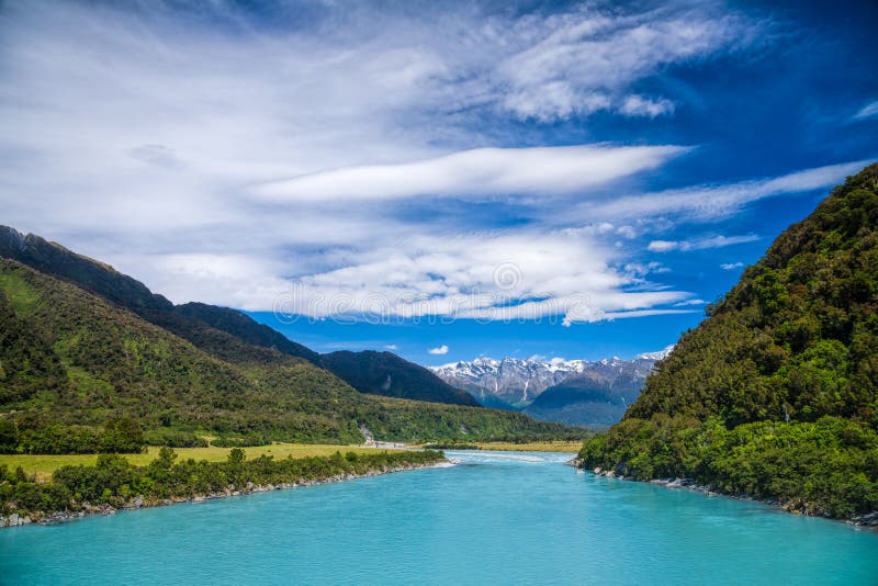 Acqua glaciale blu lattea del fiume di Whataroa in Nuova Zelanda