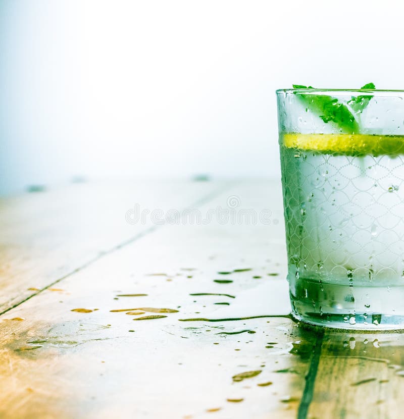 Acqua minerale infusa con le foglie delle limette, dei limoni, del ghiaccio e di menta su fondo bianco, ricetta casalinga del sel immagine stock libera da diritti