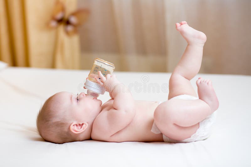 Acqua potabile del bambino dalla bottiglia