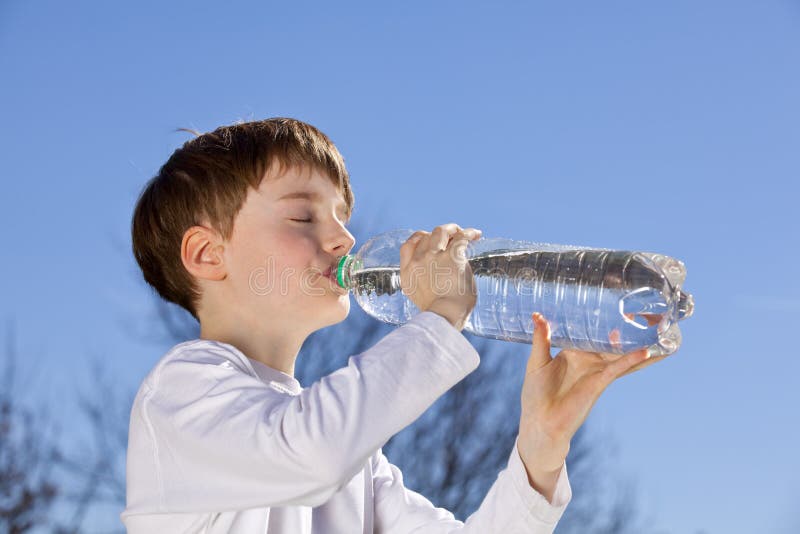 Вода которую мальчик несет. Ребенок пьет воду. Мальчики в воде. Питьевая вода для детей. Обильное питье картинка.