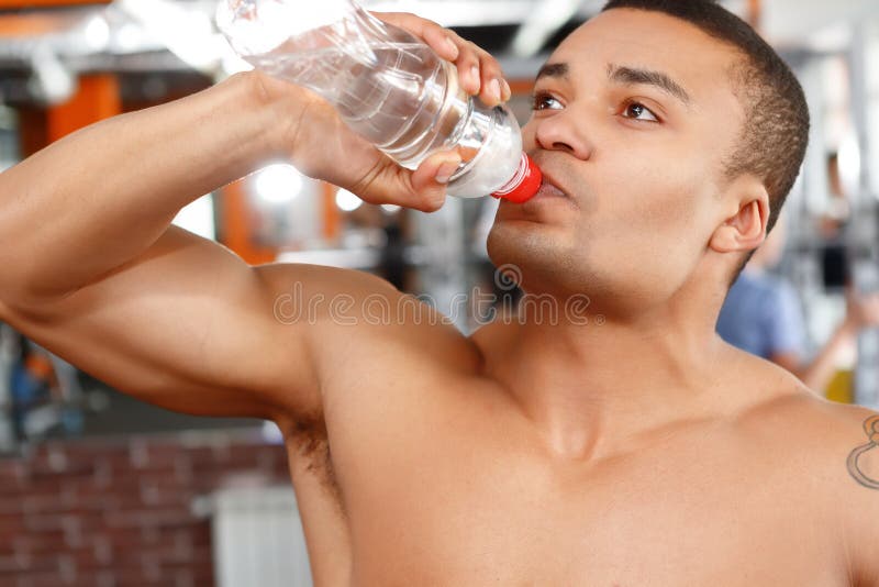 Uomo Che Si Pulisce Con L'asciugamano in Palestra Fotografia Stock -  Immagine di istruttore, mezzo: 53909990