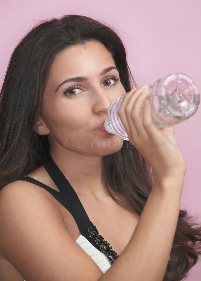 Acqua potabile della donna immagine stock libera da diritti Acqua potabile della donna immagine stock libera da diritti