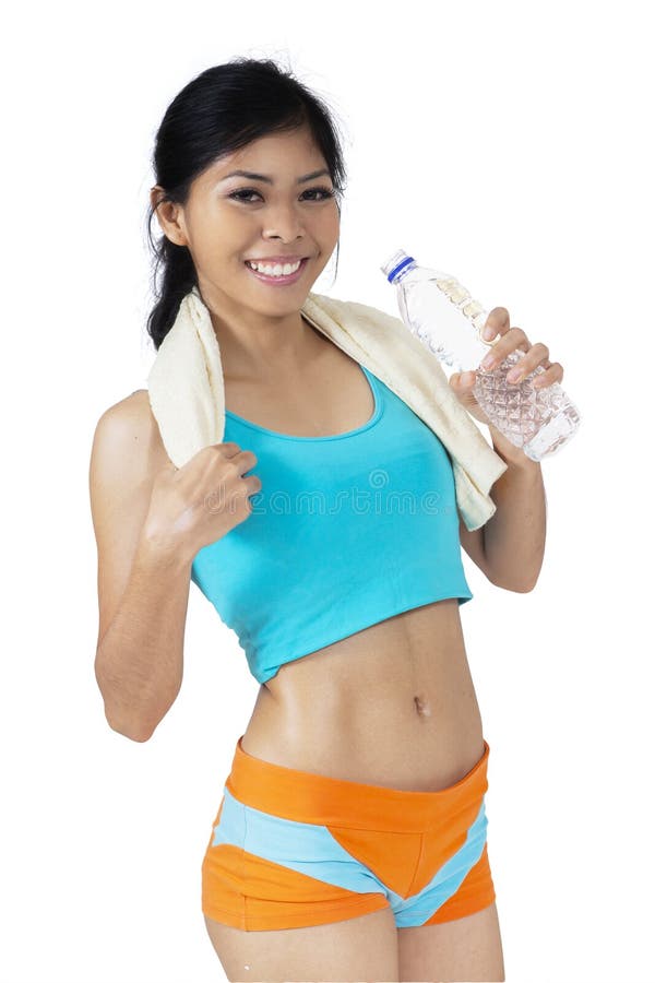 Acqua potabile della donna sportiva sullo studio immagini stock