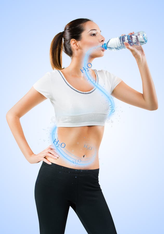 Acqua potabile della giovane donna adatta fotografia stock Acqua potabile della giovane donna adatta fotografia stock