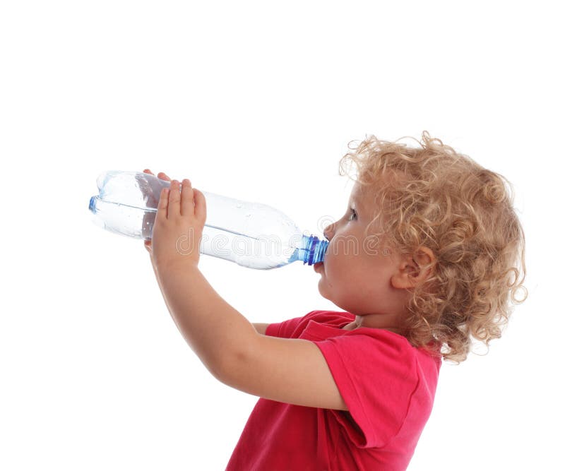 Дети пьют из бутылки. Ребенок пьет из бутылочки на белом фоне. Ребенок пьет воду. Человечек с бутылкой воды. Ребенок пьет воду на белом фоне.