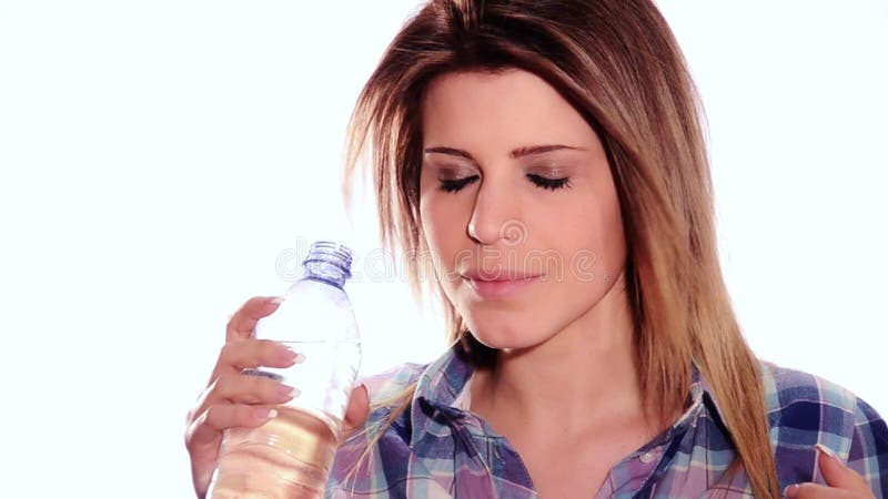 Acqua potabile della ragazza sveglia dalla bottiglia