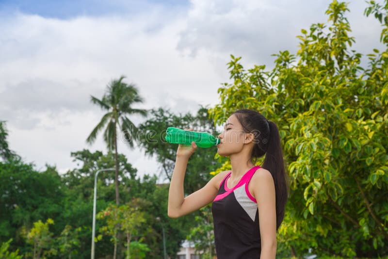 Acqua potabile di sport della donna immagini stock libere da diritti Acqua potabile di sport della donna immagini stock libere da diritti